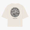 Camiseta com estampa frontal de "A. SP. PAS" alinhada verticalmente no lado esquerdo e estampa traseira de círculo com linhas concêntricas e texto.