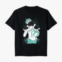 Camiseta com estampa frontal de jogador de vôlei segurando bola, com expressão concentrada, usando uniforme esportivo e uma coroa estilizada na cabeça.