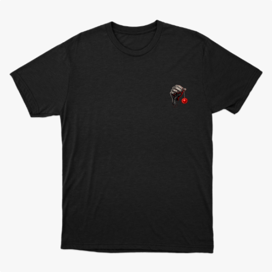 Camiseta com estampa frontal de uma mão esquelética segurando um cordão que pende uma bola vermelha, sugerindo um visual misterioso e intrigante.