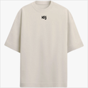 Camiseta com estampa frontal de "KRJ" estilizado e estampa traseira de mão segurando relógio de bolso com corrente detalhada.