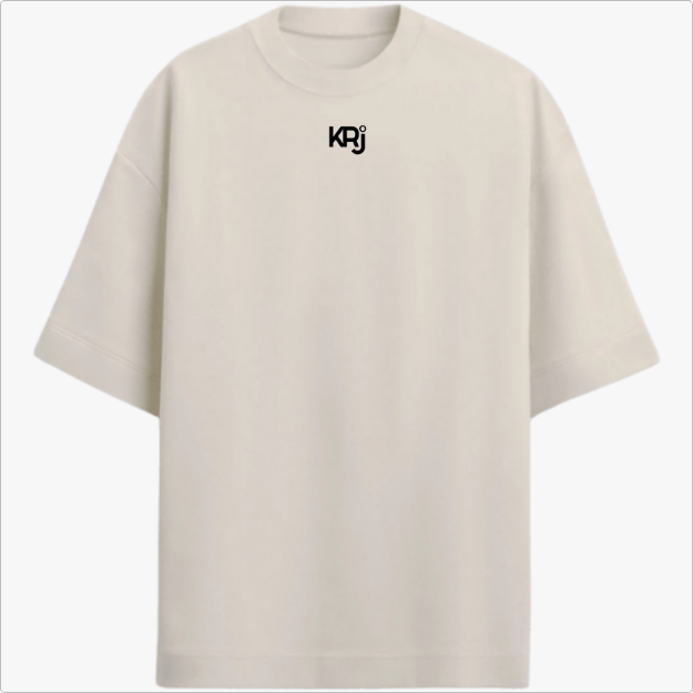 Camiseta com estampa frontal de "KRJ" estilizado e estampa traseira de mão segurando relógio de bolso com corrente detalhada.