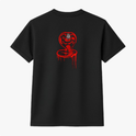 Camiseta com estampa frontal de texto estilizado "No Mercy Club" gotejante e estampa traseira de uma cobra em posição de ataque, envolta em círculo gotejante.