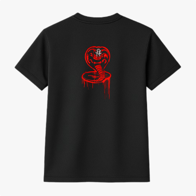 Camiseta com estampa frontal de texto estilizado "No Mercy Club" gotejante e estampa traseira de uma cobra em posição de ataque, envolta em círculo gotejante.