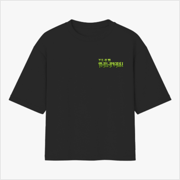 Camiseta com estampa frontal de tipografia criativa "Malavasi" e estampa traseira de feiticeiro com caldeirão e inscrições mágicas detalhadas.