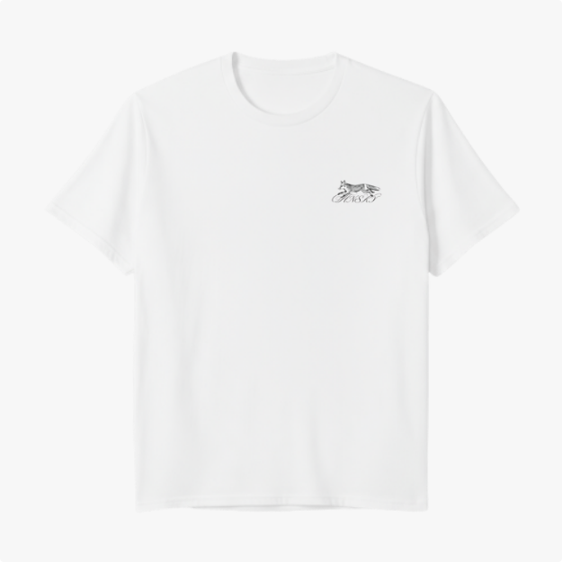 Camiseta com estampa frontal de um lobo estilizado ao lado da palavra "Ghost" em estilo caligráfico, minimalista e elegante.