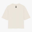 Camiseta com estampa frontal de figuras alienígenas e humanoides interagindo, acompanhadas de um texto estilizado; e estampa traseira de uma gaiola minimalista.