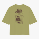 Camiseta com estampa frontal de símbolo tribal e estampa traseira com a frase "ELA QUEM?", imagem de cartas de baralho, incluindo um rei com símbolos.
