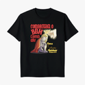 Camiseta com estampa frontal de um cavaleiro ajoelhado, usando armadura e manto, com coroa dourada sobre a cabeça, cercado por texto estilizado.