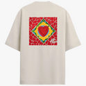 Camiseta com estampa frontal de gaiola com a palavra "RECORDS" e estampa traseira de coração em mosaico rodeado por padrões geométricos vibrantes.