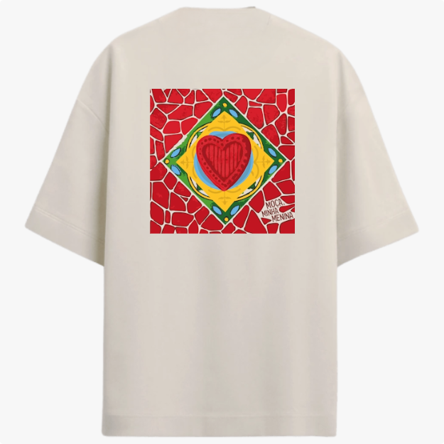 Camiseta com estampa frontal de gaiola com a palavra "RECORDS" e estampa traseira de coração em mosaico rodeado por padrões geométricos vibrantes.