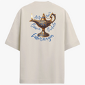 Camiseta com estampa frontal de lâmpada mágica detalhada e estampa traseira de a mesma lâmpada cercada por palavras em escrita cursiva elegante.