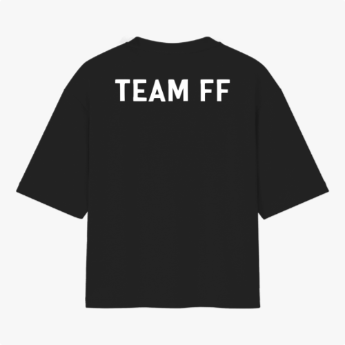 Camiseta com estampa frontal de "T FF" estilizado e figura entre as letras e estampa traseira de "TEAM FF" em letras maiúsculas.