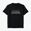 Camiseta com estampa frontal de texto com os dizeres "Movimento Mulheres Despertas" acima de "TESTOSTERONA NÃO É ESTROGÊNIO" em fonte destacada.