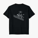 Camiseta com estampa frontal de texto estilizado "10nis" e estampa traseira de ilustração de duas pessoas jogando tênis com fala "Sque!" em quadrinho.