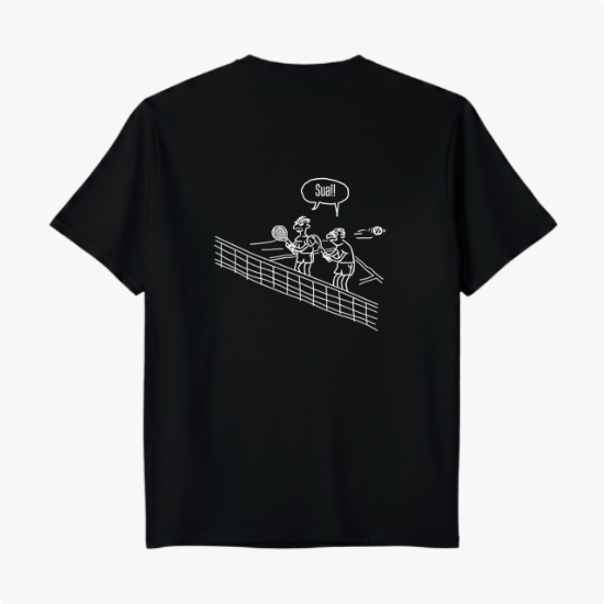 Camiseta com estampa frontal de texto estilizado "10nis" e estampa traseira de ilustração de duas pessoas jogando tênis com fala "Sque!" em quadrinho.