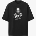 Camiseta com estampa frontal de três retratos detalhados de um artista em diferentes poses, com um nome em estilo caligráfico destacado abaixo.