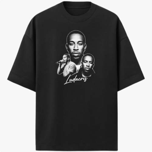 Camiseta com estampa frontal de três retratos detalhados de um artista em diferentes poses, com um nome em estilo caligráfico destacado abaixo.