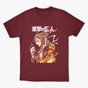 Camiseta com estampa frontal de personagem de cabelo preso e traje volumoso, rodeado por padrões dinâmicos e caracteres estilizados ao lado.