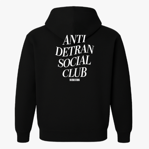 Moletom com estampa frontal de texto pequeno "ANTI DETRAN SOCIAL CLUB" alinhado à direita e estampa traseira de texto maior centralizado com a mesma frase.