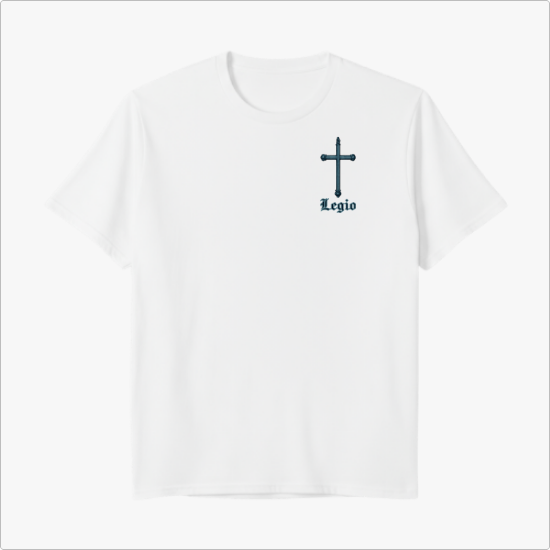 Camiseta com estampa frontal de cruz detalhada e escrito "Legio", e estampa traseira com esqueleto orando rodeado de caveiras e detalhes circulares.