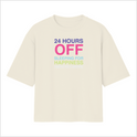Camiseta com estampa frontal de texto em múltiplas linhas: "24 HOURS OFF", "SLEEPING FOR HAPPINESS", "UNIDAS PELA AMIZADE" em diferentes cores.