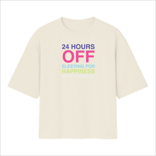 Camiseta com estampa frontal de texto em múltiplas linhas: "24 HOURS OFF", "SLEEPING FOR HAPPINESS", "UNIDAS PELA AMIZADE" em diferentes cores.