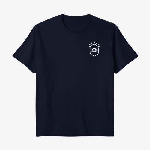 Camiseta com estampa frontal de brasão estilizado com listras e estrelas e estampa traseira de frase inspiradora em tipografia elegante.