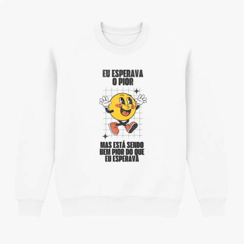 Moletom com estampa frontal de uma face sorridente com luvas e sapatos, cercada por grade sutil, acompanhada pela frase "Eu esperava o pior, mas está sendo bem pior do que eu esperava".