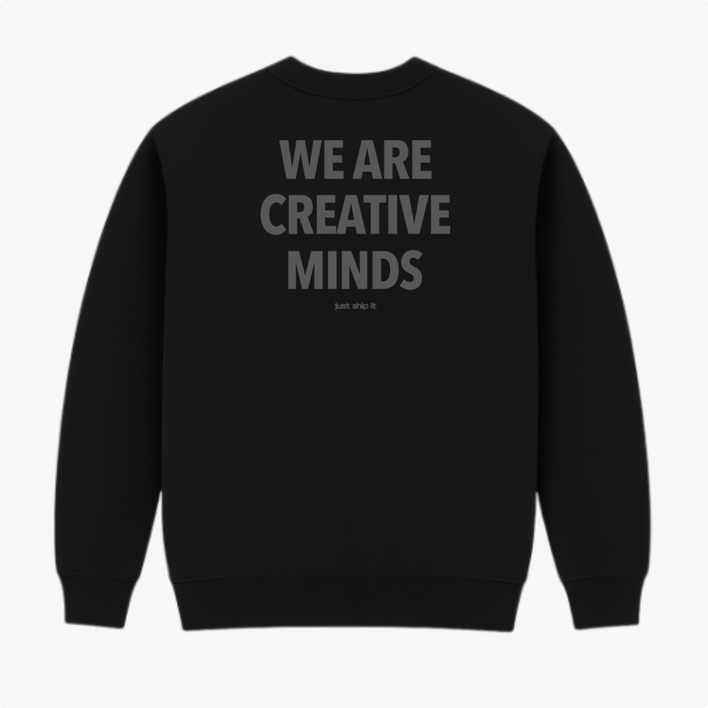 Moletom com estampa frontal de "WE ARE CREATIVE MINDS" em letras maiúsculas pequenas e estampa traseira maior com o mesmo texto, incluindo "just ship it".