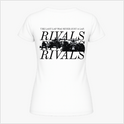 Camiseta com estampa frontal de texto minimalista "RIVALS" no lado esquerdo do peito e estampa traseira de carros de corrida com sobreposição de textos.