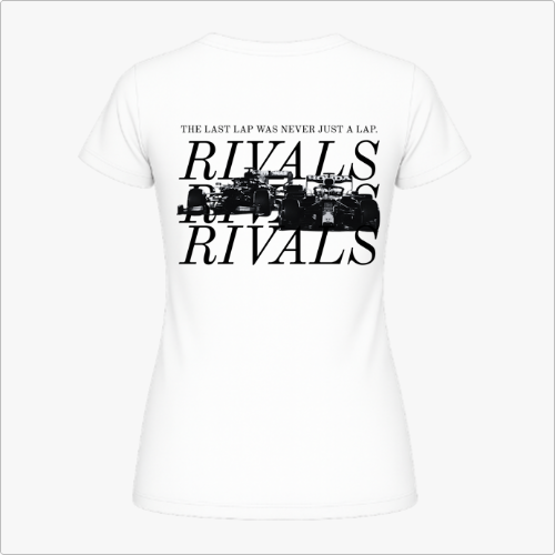 Camiseta com estampa frontal de texto minimalista "RIVALS" no lado esquerdo do peito e estampa traseira de carros de corrida com sobreposição de textos.