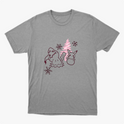 Camiseta com estampa frontal de personagens ao lado de pinheiro estilizado, acompanhados por flocos de neve dispersos pelo design.
