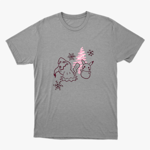 Camiseta com estampa frontal de personagens ao lado de pinheiro estilizado, acompanhados por flocos de neve dispersos pelo design.