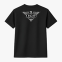 Camiseta com estampa frontal de um pequeno logo circular e estampa traseira de uma águia com asas abertas acima da palavra "LEGIO".