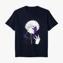 Camiseta com estampa frontal de personagem estilizado com cabelo desalinhado, máscara parcial roxa e expressão enigmática em traços dinâmicos.