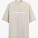 Camiseta com estampa frontal de texto "SOLDIER OF GOD" em tipografia destacada e centralizada.