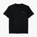 Camiseta com estampa frontal de assinatura estilizada e estampa traseira de raposa carregando bandeira, acompanhada de palavras "brasil" e "éclats girls".