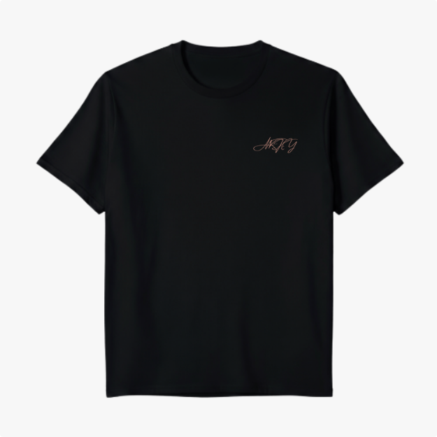 Camiseta com estampa frontal de assinatura estilizada e estampa traseira de raposa carregando bandeira, acompanhada de palavras "brasil" e "éclats girls".