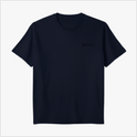 Camiseta com estampa frontal de texto simples "RIVALS" e estampa traseira de dois pilotos competindo, sobrepostos pela palavra "RIVALS" em repetição.