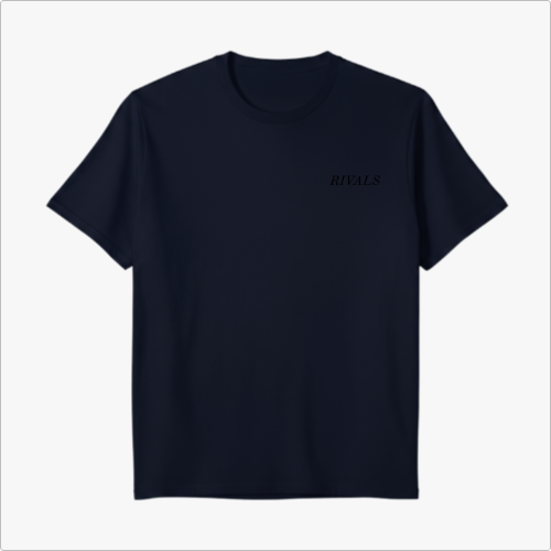 Camiseta com estampa frontal de texto simples "RIVALS" e estampa traseira de dois pilotos competindo, sobrepostos pela palavra "RIVALS" em repetição.
