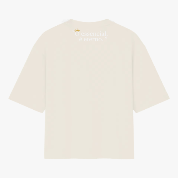 Camiseta com estampa traseira de inscrição estilizada "O essencial, é eterno.", incluindo um pequeno desenho de coroa sobre a letra "O".