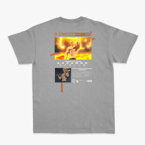 Camiseta com estampa frontal de guerreiro musculoso segurando uma arma sobre fundo circular e estampa traseira de personagem em pose poderosa com texto.