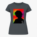 Camiseta com estampa frontal de silhueta de pessoa sobre fundo com gradiente de linhas coloridas e assinatura artística discreta na base.