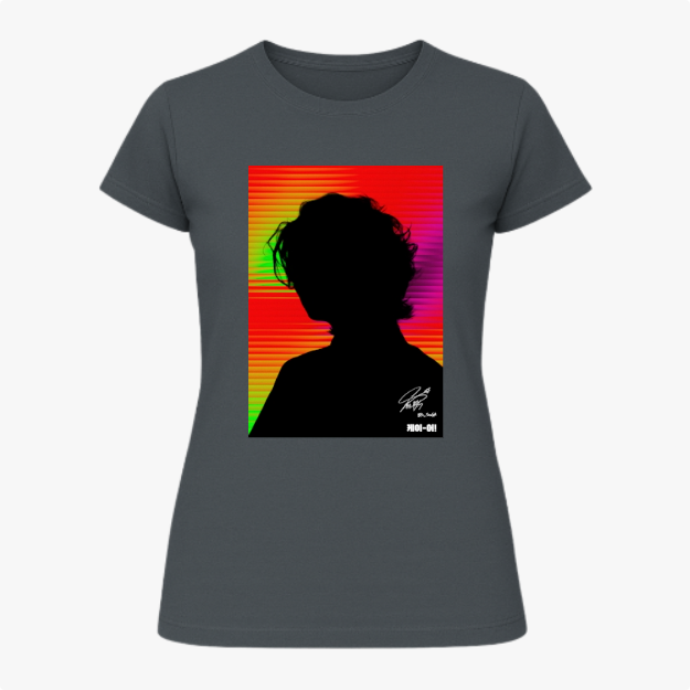 Camiseta com estampa frontal de silhueta de pessoa sobre fundo com gradiente de linhas coloridas e assinatura artística discreta na base.