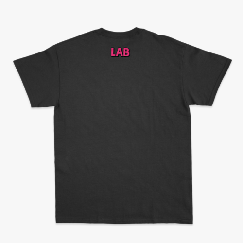 Camiseta com estampa frontal de cruz contendo a frase "Lugar abençoado" e símbolo decorativo, e estampa traseira de texto "LAB" em destaque.