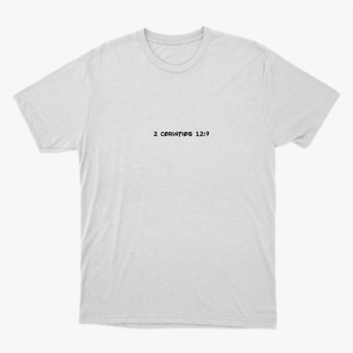 Camiseta com estampa frontal de "2 Coríntios 12:9" e estampa traseira de "A Tua Graça Me Basta" acompanhada por um simpático emoji centralizado.