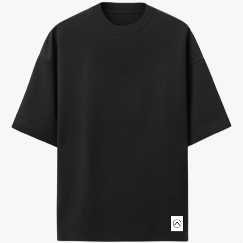 Camiseta com estampa traseira de rosto estilizado em preto e branco sobre fundo texturizado com linhas verticais coloridas e círculo vermelho.