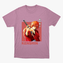 Camiseta com estampa frontal de personagem de anime empunhando uma espada, com cabelo laranja e trajando kimono, sobre fundo destacado, acompanhada por texto.