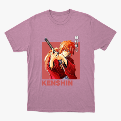 Camiseta com estampa frontal de personagem de anime empunhando uma espada, com cabelo laranja e trajando kimono, sobre fundo destacado, acompanhada por texto.
