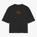 Camiseta com estampa frontal de ave em voo rodeada por texto discreto e estampa traseira de ave vermelha em destaque com texto de estilo moderno.